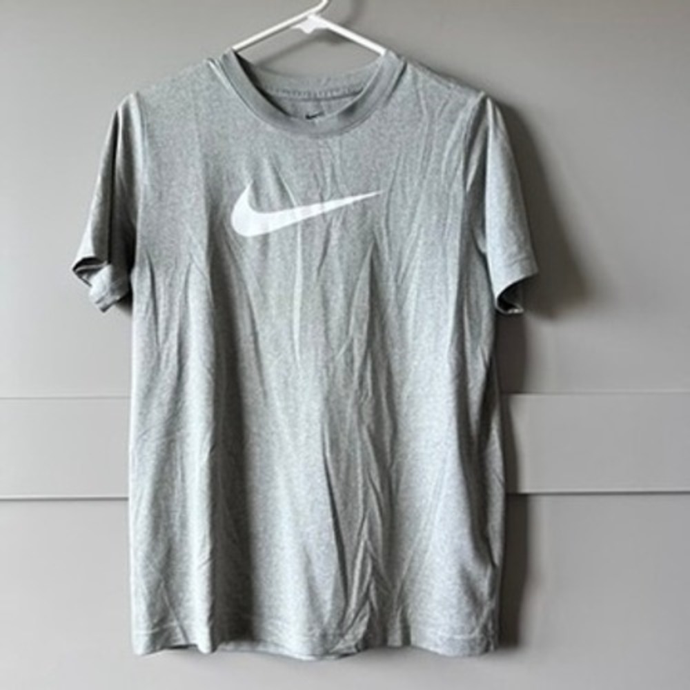 Nike‎ Dri-FIT Swoosh Graphic T-Shirt Boys XL Gray Short Sleeve Training Tee